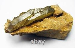 BARYTE GOLDEN CRYSTALS seating on SANDSTONE MATRIX from PERÚ. WONDERFUL PIECE
