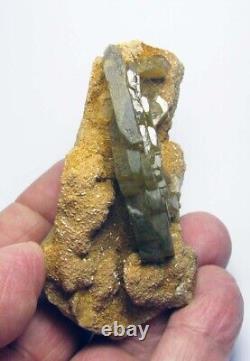 BARYTE GOLDEN CRYSTALS seating on SANDSTONE MATRIX from PERÚ. WONDERFUL PIECE
