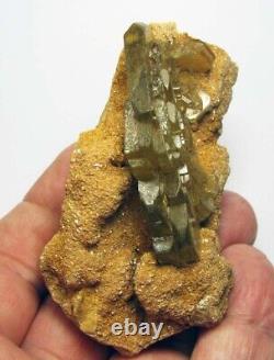 BARYTE GOLDEN CRYSTALS seating on SANDSTONE MATRIX from PERÚ. WONDERFUL PIECE