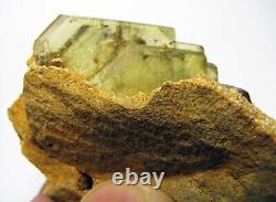 BARYTE GOLDEN CRYSTALS seating on SANDSTONE MATRIX from PERÚ. WONDERFUL PIECE