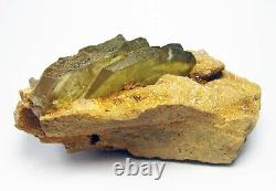 BARYTE GOLDEN CRYSTALS seating on SANDSTONE MATRIX from PERÚ. WONDERFUL PIECE