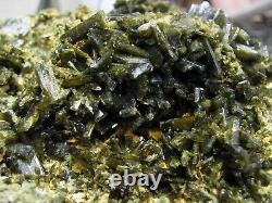 EPIDOTE GREEN FINE CRYSTALS from PERÚ. MASTER PIECE. BOTH SIDES CRISTALLIZED