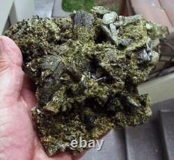 EPIDOTE GREEN FINE CRYSTALS from PERÚ. MASTER PIECE. BOTH SIDES CRISTALLIZED