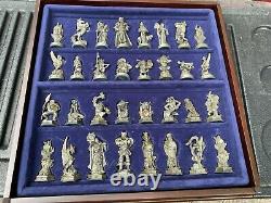 Fantasy Of The Crystal Chess Set Danbury Mint, 32 Pieces