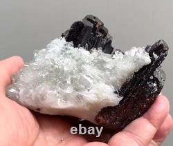 HUEBNERITE BRILLIANT CRYSTALS and FINE NEEDLE QUARTZS from PERÚ. MASTER PIECE