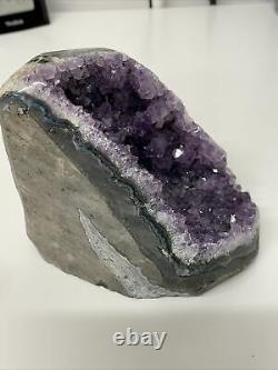 STUNNING AMETHYST CLUSTER STANDING PIECE. 1.3kg OF PURE BEAUTY 11cm TALL X 9CM 1