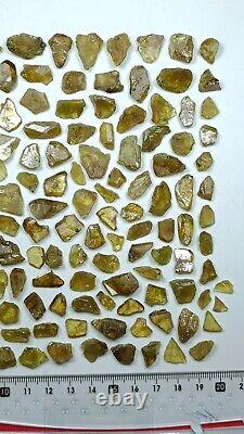 100g de cristaux gemmes de sphène titanite de couleur miel-vert 135 pièces