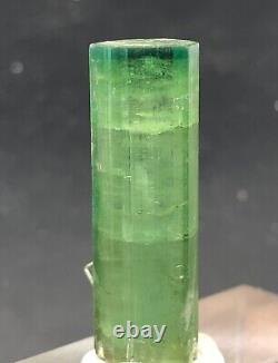 10,60 grammes de magnifique morceau de cristal de tourmaline de couleur verte en provenance d'Afghanistan