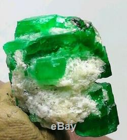 131 Carats 2 Pièces Parfaitement Emeraude Cristal Spécimen De La Mine De Swat Au Pakistan