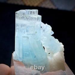 138 carats carats beautiful Aqumurine Crystal piece from Pakistan 
138 carats magnifique morceau de cristal d'Aqumurine du Pakistan
