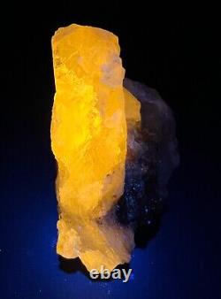 173 GM Belle pièce de cristal de scapolite wernerite fluorescente @ Badakhshan, AFG