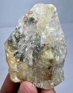 173 GM Belle pièce de cristal de scapolite wernerite fluorescente @ Badakhshan, AFG