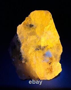 173 GM Belle pièce de cristal de scapolite wernerite fluorescente @ Badakhshan, AFG