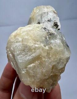 173 GM Belle pièce de cristal de scapolite wernerite fluorescente @ Badakhshan, AFG