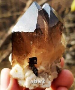 175 grammes Pièce de collection de cristal de quartz enfumé combinée avec du feldspath