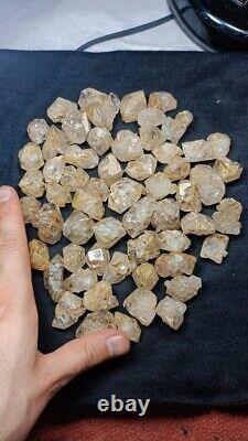1,4 kg magnifique cluster de quartz avec inclusion d'argile ##80 pièces