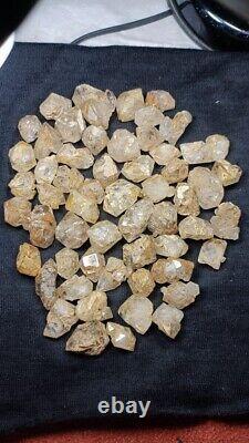 1,4 kg magnifique cluster de quartz avec inclusion d'argile ##80 pièces