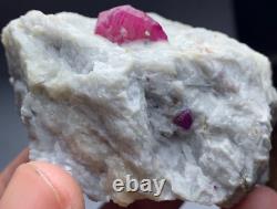 237grammes Une pièce éblouissante de cristal de rubis naturel lustré sur matrice