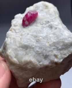 237grammes Une pièce éblouissante de cristal de rubis naturel lustré sur matrice