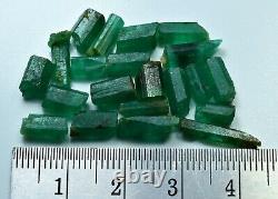 23 Carat Natural Top Green Color Emerald Crystal Lot 21 Pièces