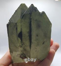 570 grammes très belle pièce de quartz de chlorite autoportant du PAKISTAN