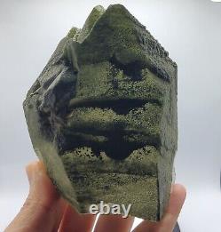 570 grammes très belle pièce de quartz de chlorite autoportant du PAKISTAN