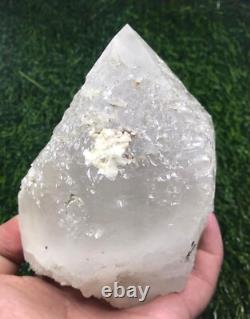 850g. Magnifique cristal de quartz gravé très unique avec une belle terminaison - Pak