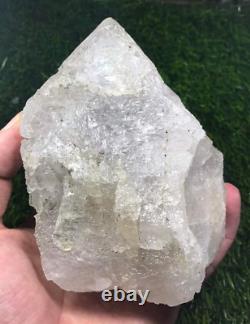 850g. Magnifique cristal de quartz gravé très unique avec une belle terminaison - Pak