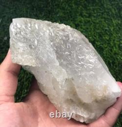850g. Magnifique cristal de quartz gravé très unique avec une belle terminaison - Pak