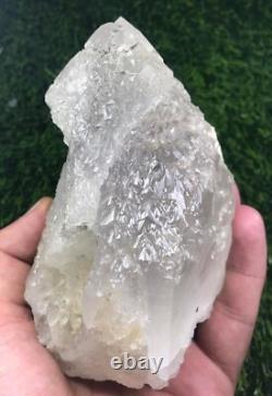 850g. Magnifique cristal de quartz gravé très unique avec une belle terminaison - Pak