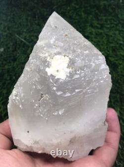 850g. Magnifique cristal de quartz gravé très unique avec une belle terminaison - Pak