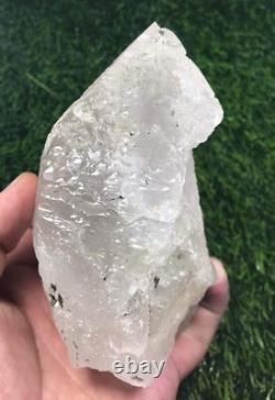 850g. Magnifique cristal de quartz gravé très unique avec une belle terminaison - Pak