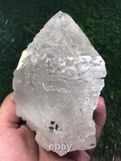 850g. Magnifique cristal de quartz gravé très unique avec une belle terminaison - Pak