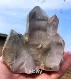 900g. Grappes de quartz fantôme gris bien terminées de Skardu, Pakistan