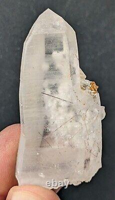 Appartement de 23 pièces de cristaux de quartz clair avec des inclusions de rutile