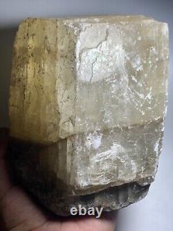 Belle pièce de cristal de Kunzite d'Afghanistan, 1900 grammes.