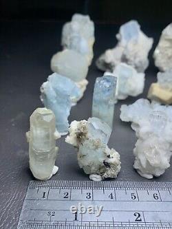 Combinaison de cristaux d'aquamarine bleue avec mica et feldspath - Lot de 20 pièces de qualité spécimen