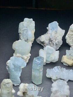 Combinaison de cristaux d'aquamarine bleue avec mica et feldspath - Lot de 20 pièces de qualité spécimen