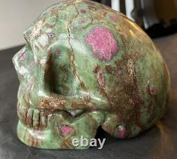 Corbeau Sculpté Rubis Fuchsite 769g Cristal Skull Carve Pièce Rare