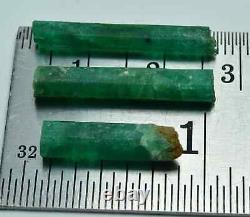 Couleur verte naturelle Lot de trois cristaux d'émeraude allongés de 10,70 carats
