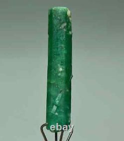Couleur verte naturelle Lot de trois cristaux d'émeraude allongés de 10,70 carats