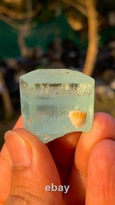 Cristal d'aquamarine terminé avec pièce de collection combinant grenat et feldspath