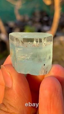 Cristal d'aquamarine terminé avec pièce de collection combinant grenat et feldspath