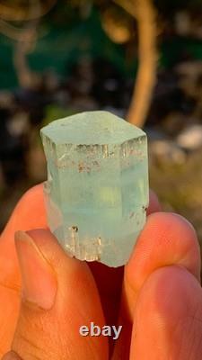 Cristal d'aquamarine terminé avec pièce de collection combinant grenat et feldspath