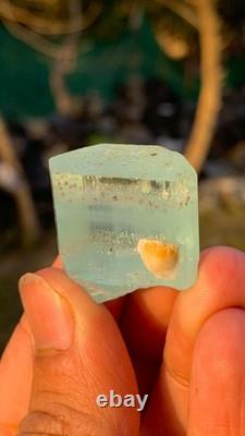 Cristal d'aquamarine terminé avec pièce de collection combinant grenat et feldspath