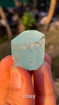 Cristal d'aquamarine terminé avec pièce de collection combinant grenat et feldspath
