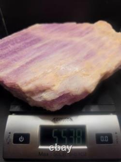 Cristal de Kunzite Brut Massif de 27 690 Carats, Pièce de Collection Déclarative Cristal de Kunzite Brut Massif de 27 690 Carats, Pièce de Collection Déclarative