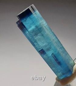 Cristal de pièce centrale en tourmaline indicolite de 3 grammes avec capuchon bleu