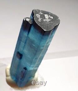 Cristal de pièce centrale en tourmaline indicolite de 3 grammes avec capuchon bleu