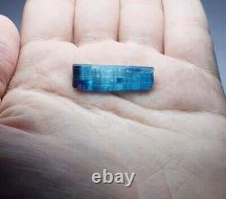 Cristal de pièce centrale en tourmaline indicolite de 3 grammes avec capuchon bleu